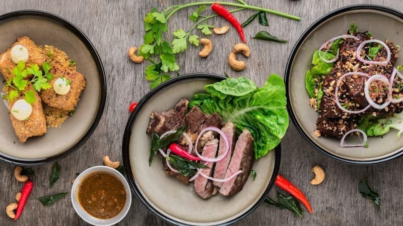 Hidangan masakan tradisional yang disajikan di atas meja