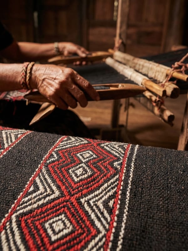 Kain tenun tradisional dengan motif warna-warni