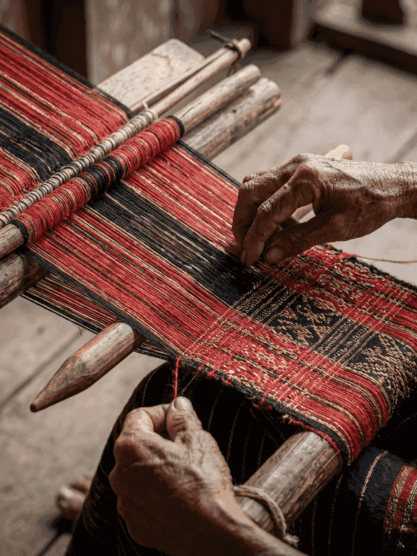 Proses menenun kain Ulos tradisional