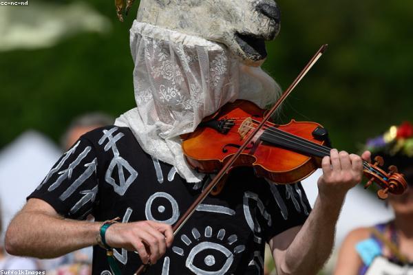 Penari Tortor dalam pakaian adat